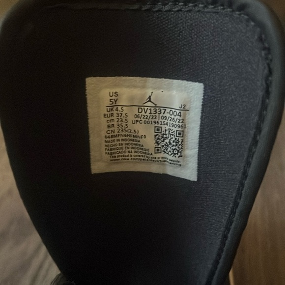 Nike Air Jordan’s size 5Y fits Womans size 6 - Picture 3 of 4